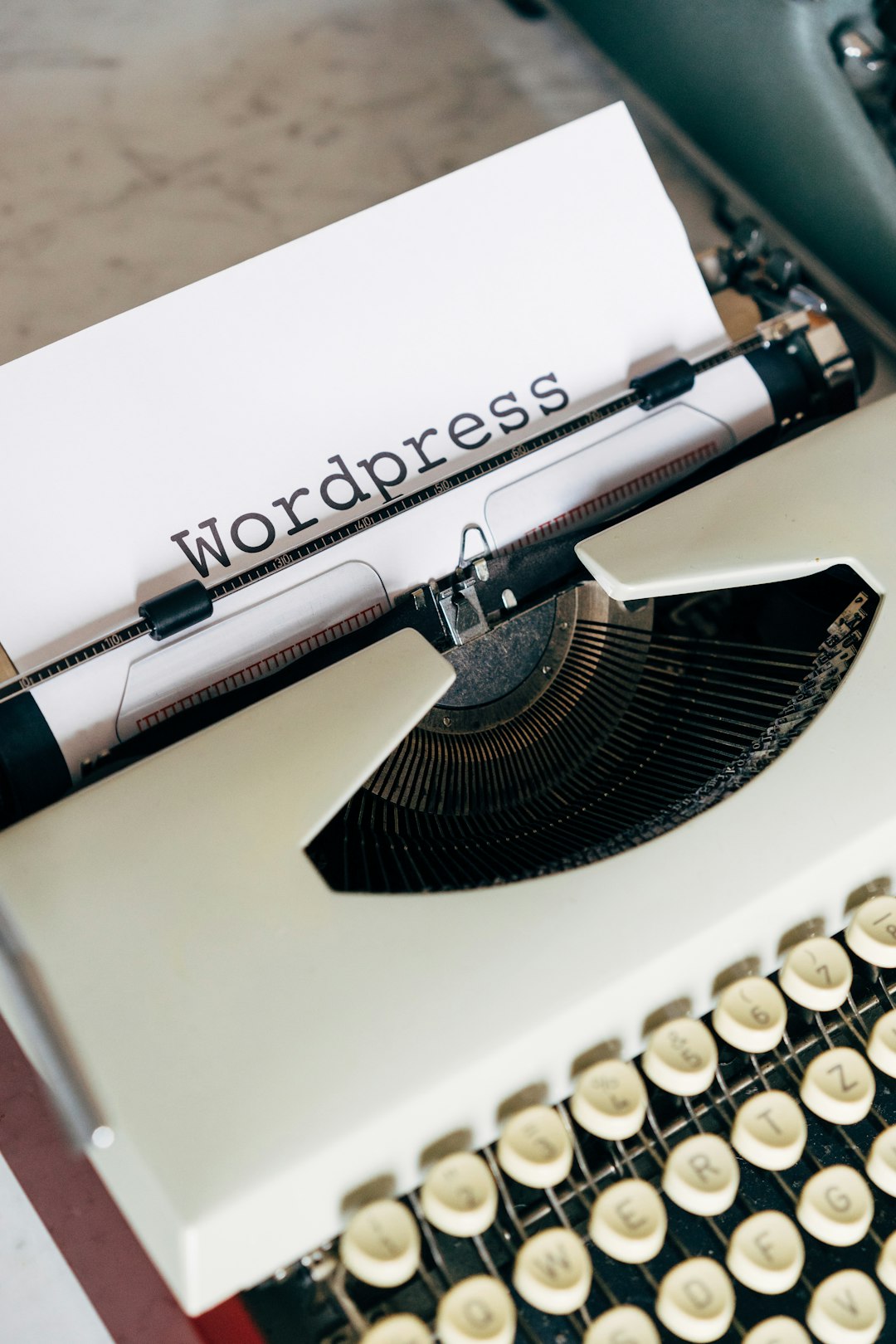 white-and-black-typewriter-on-white-table-dbbdzgwl44u